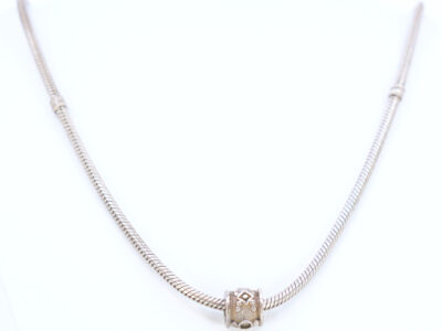 Silvercollier Pandora med berlock