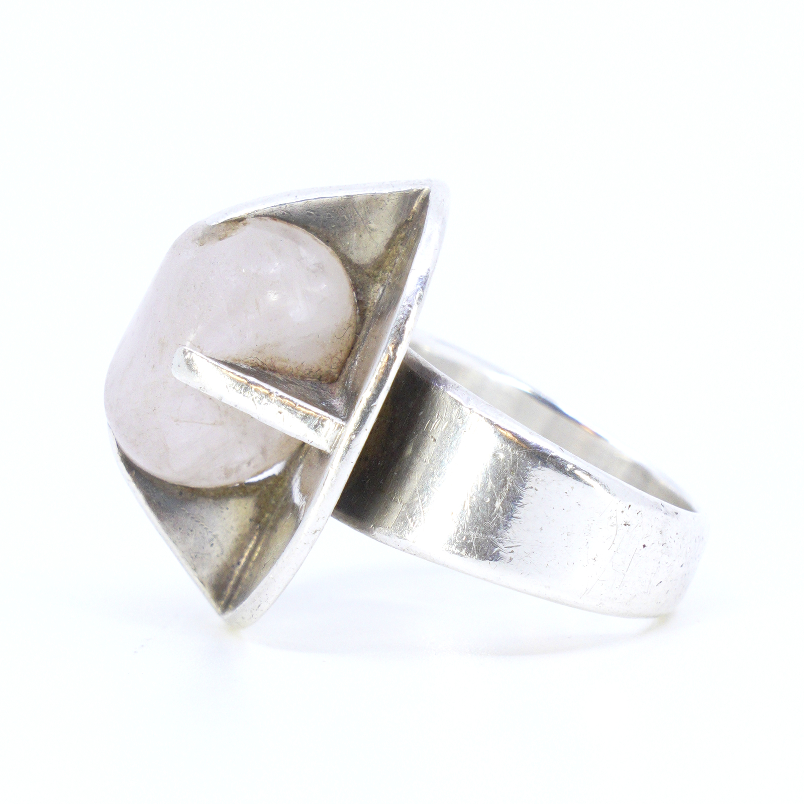 Silverring med rosa sten av T Kullander år 1992