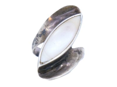 Silverring med vit sten