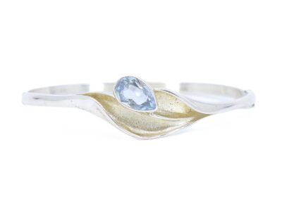 Silverarmring med ljusblå sten