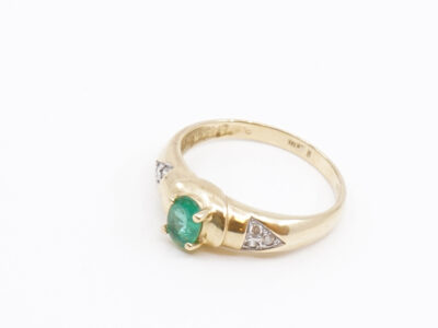 Ring Guld 14K 2,8g Ø17½ med grön sten och diamanter 6xca0,01ct