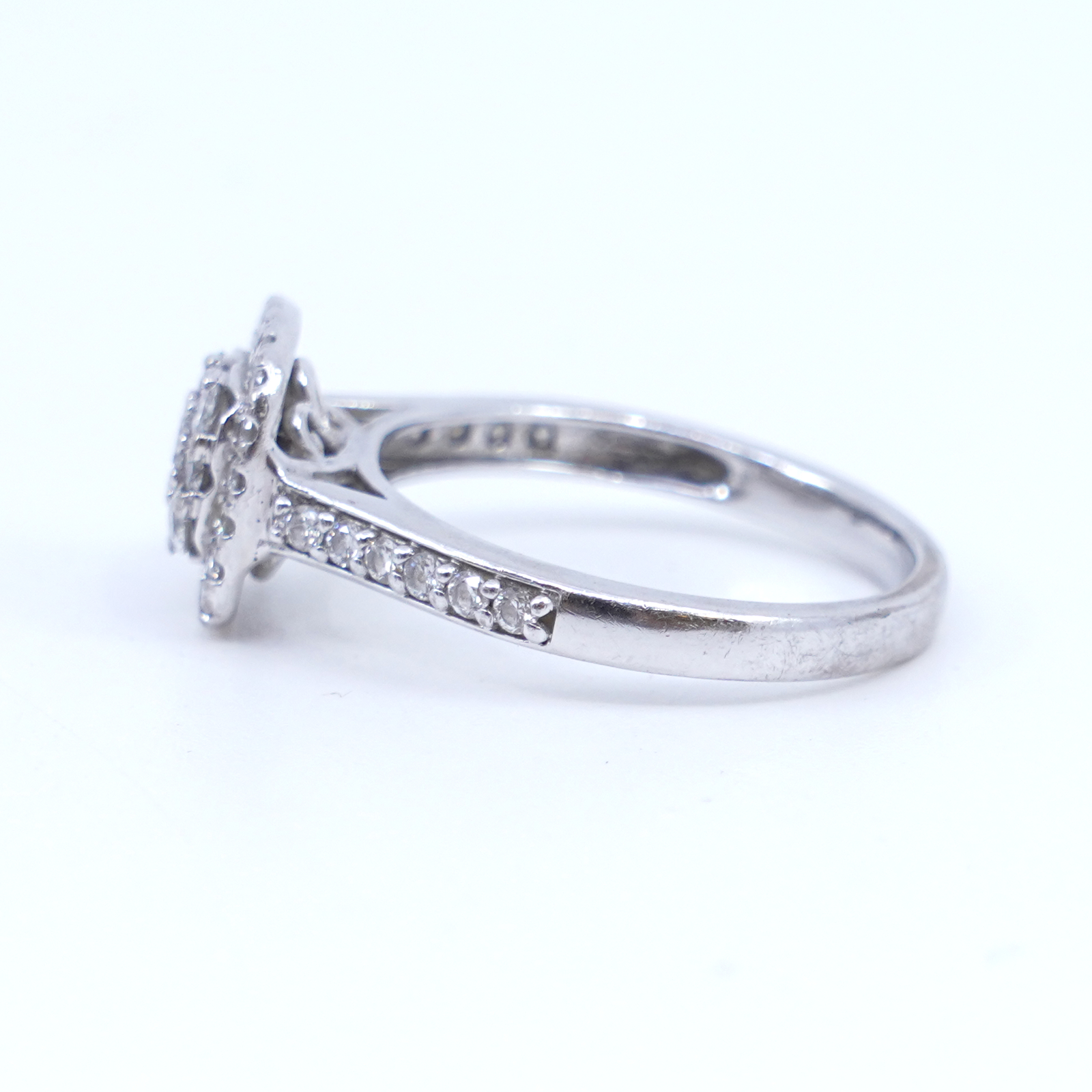 Ring Vitguld 18K med diamanter 1xca0,05ct 4xca0,03ct 36xca0,01ct