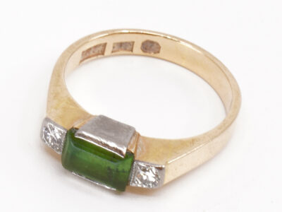 Ring Guld 18K Brv 4,3g Ø16¼ med grön sten och diamanter 2xca0,05ct