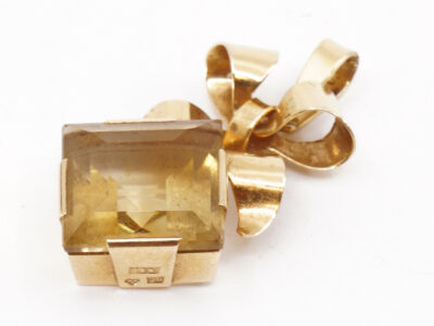 Hänge Stigbert Guld18K Brv 4,6g Bredd 16mm Höjd 32mm med gul sten