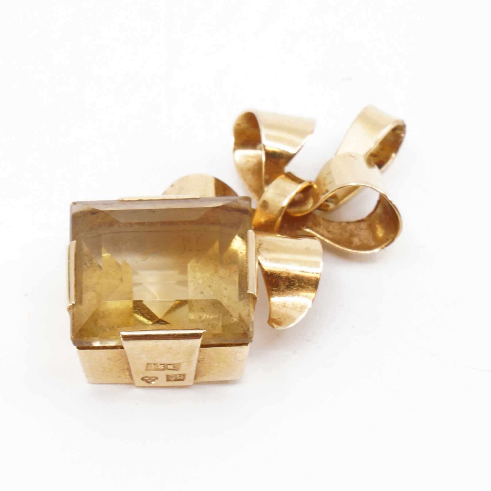 Hänge Stigbert Guld18K Brv 4,6g Bredd 16mm Höjd 32mm med gul sten