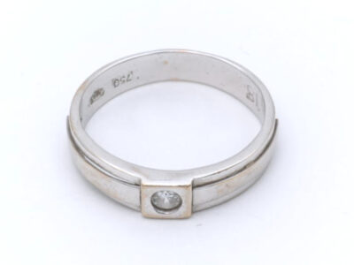 Ring 18K med vit sten