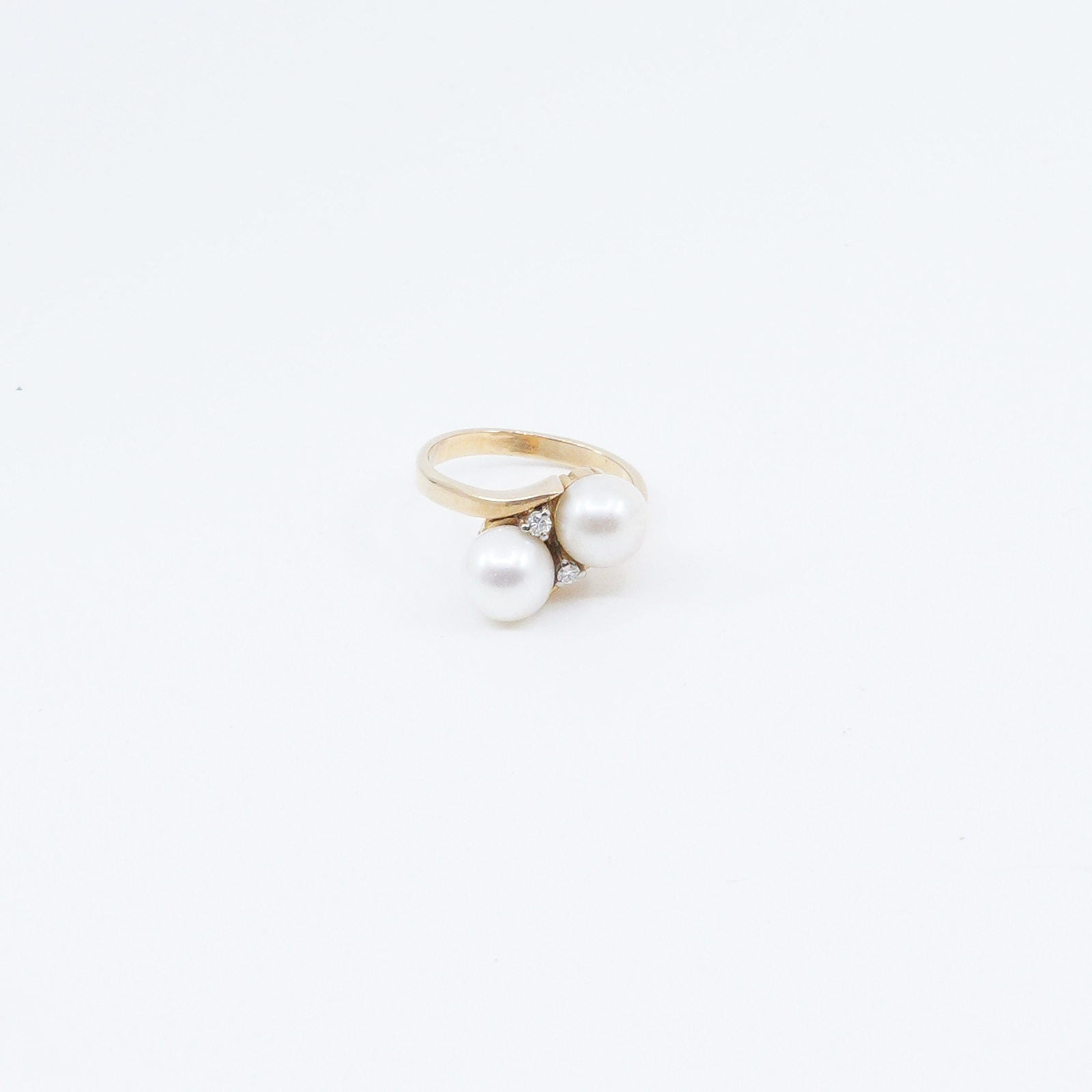 Ring med pärlor och diamanter
