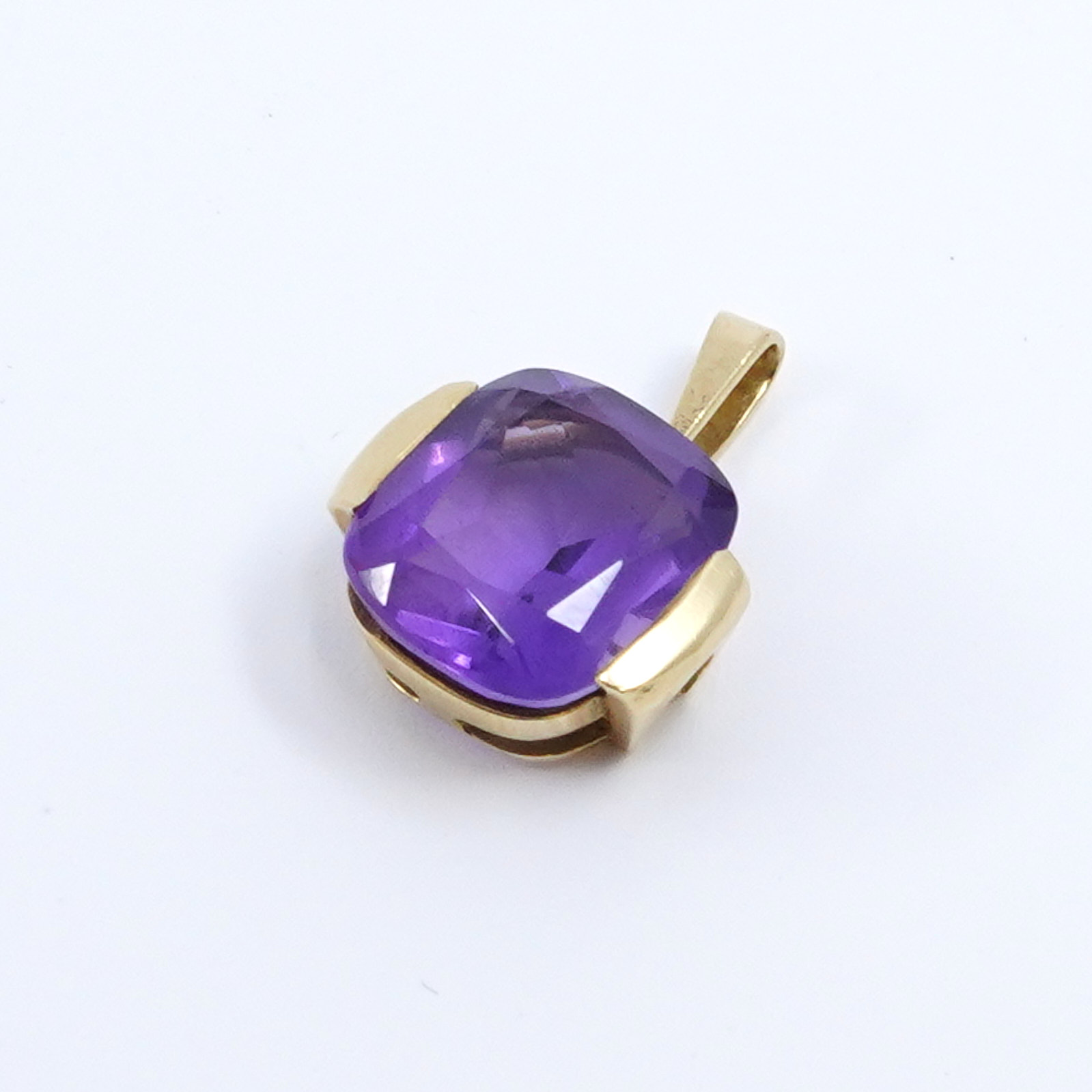 Hänge 18K 2,5g Bredd 13mm Höjd 18mm med lila sten