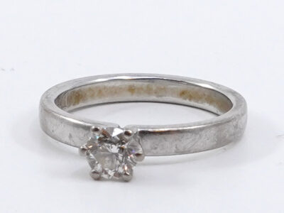 Ring Vitguld 18K 4,4g Ø17 Med diamant 1xca0,5ct