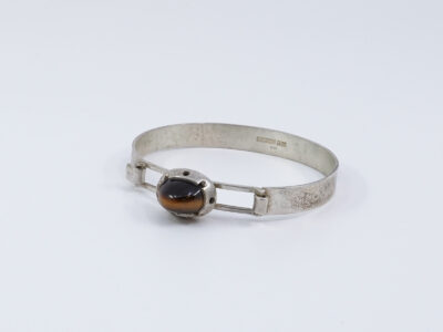 Armring med sockertoppsslipad tigeröga Silver S830 18,8g Diameter 6cm, finska stämplar