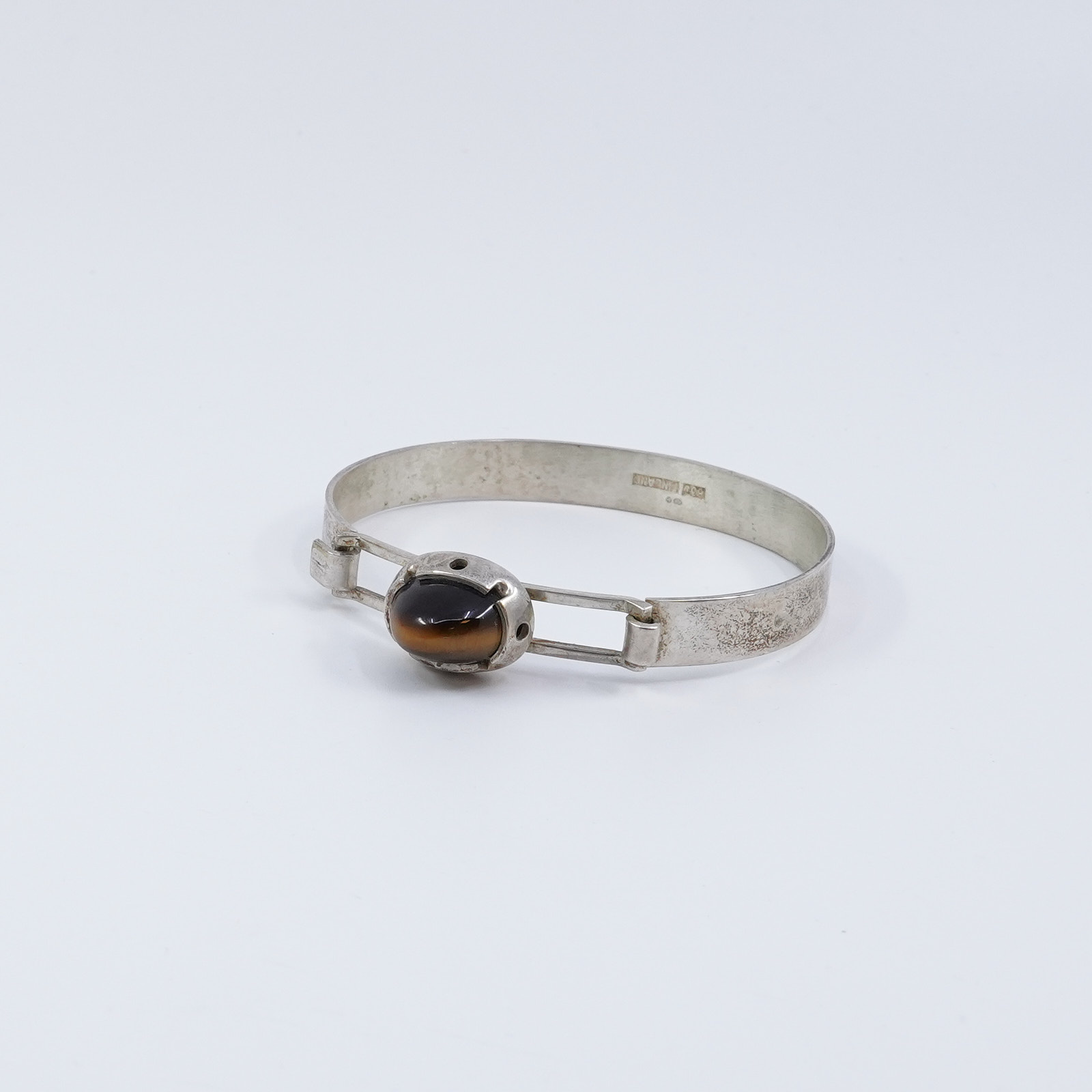 Armring med sockertoppsslipad tigeröga Silver S830 18,8g Diameter 6cm, finska stämplar