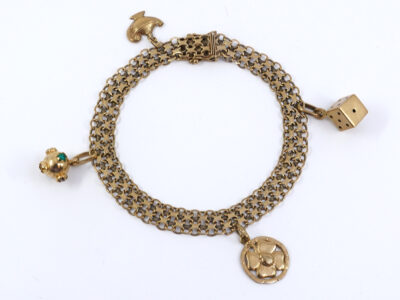 Armband med berlocker