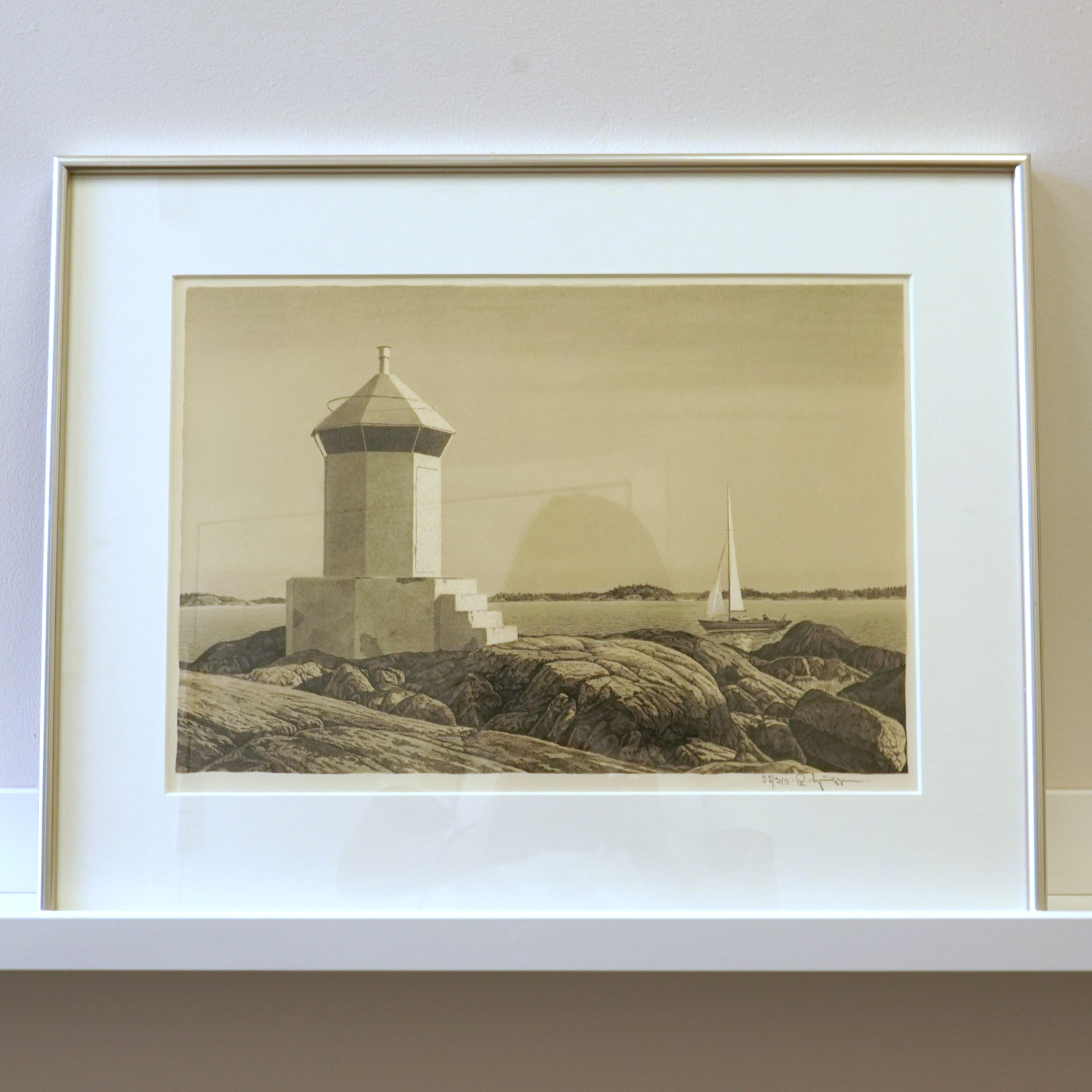 Reinold Ljunggren (1920-2006) Grafik nr 52/310 Havslandsskap med fyr
