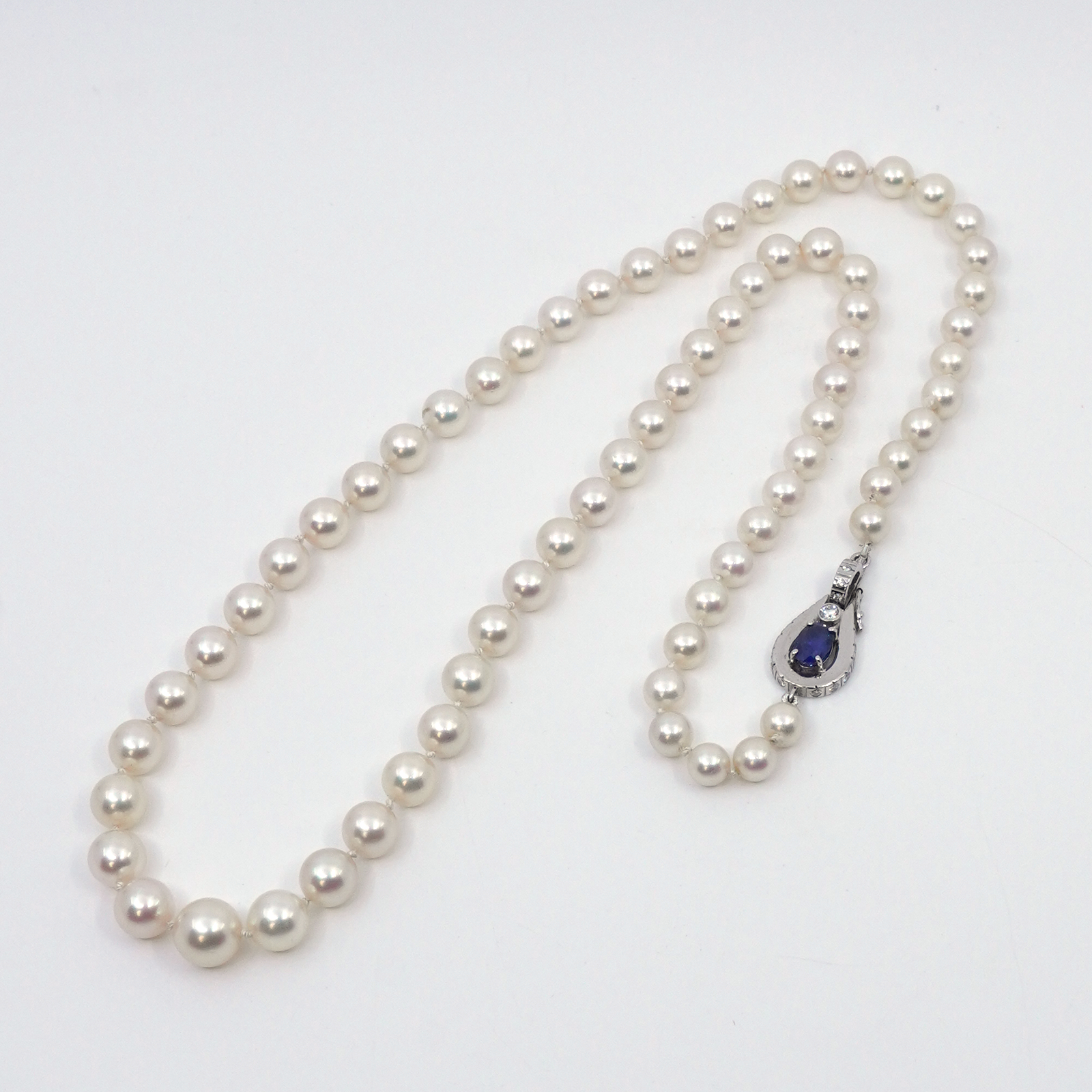 Pärlcollier med odlade pärlor 18K med blå sten och diamanter