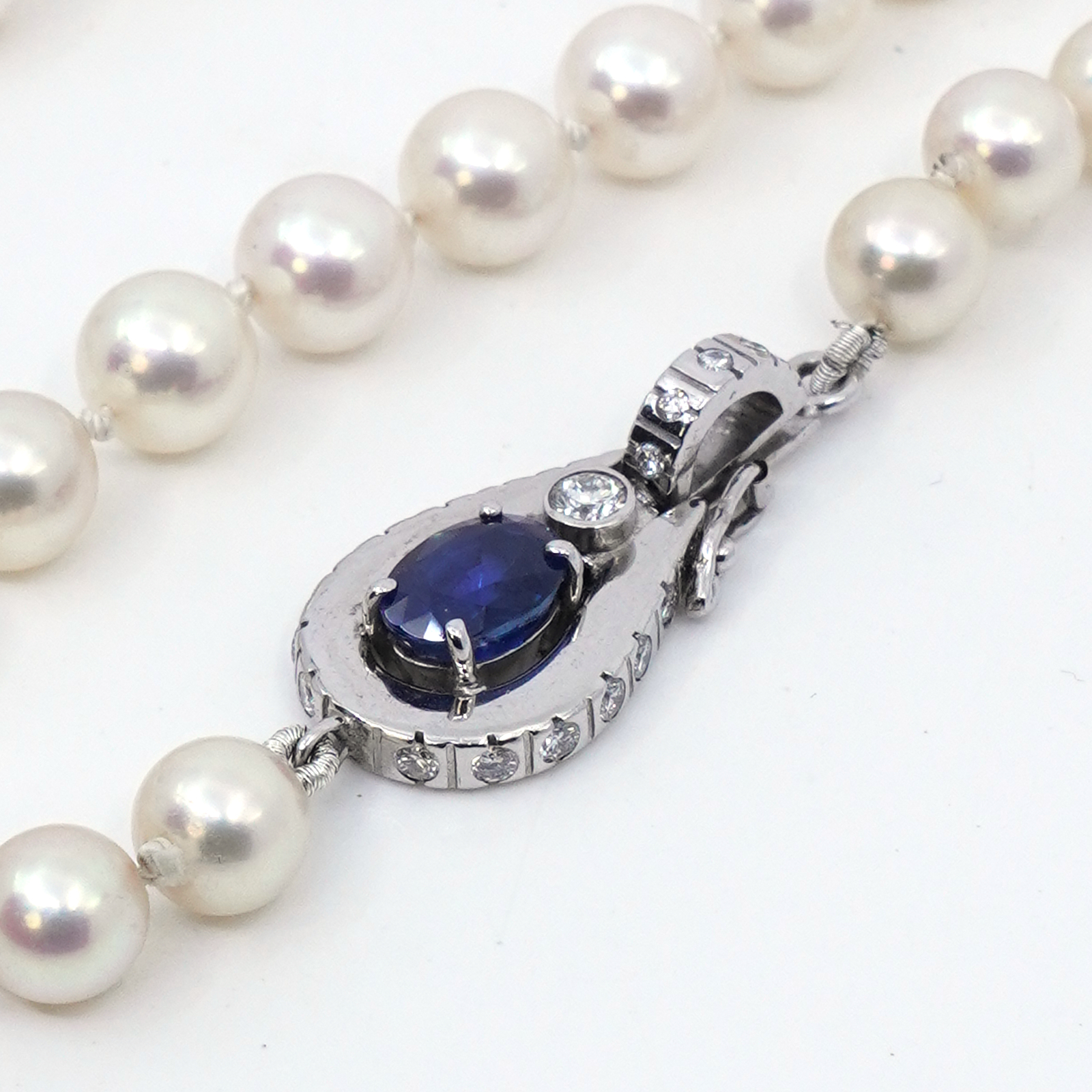 Pärlcollier med odlade pärlor 18K med blå sten och diamanter