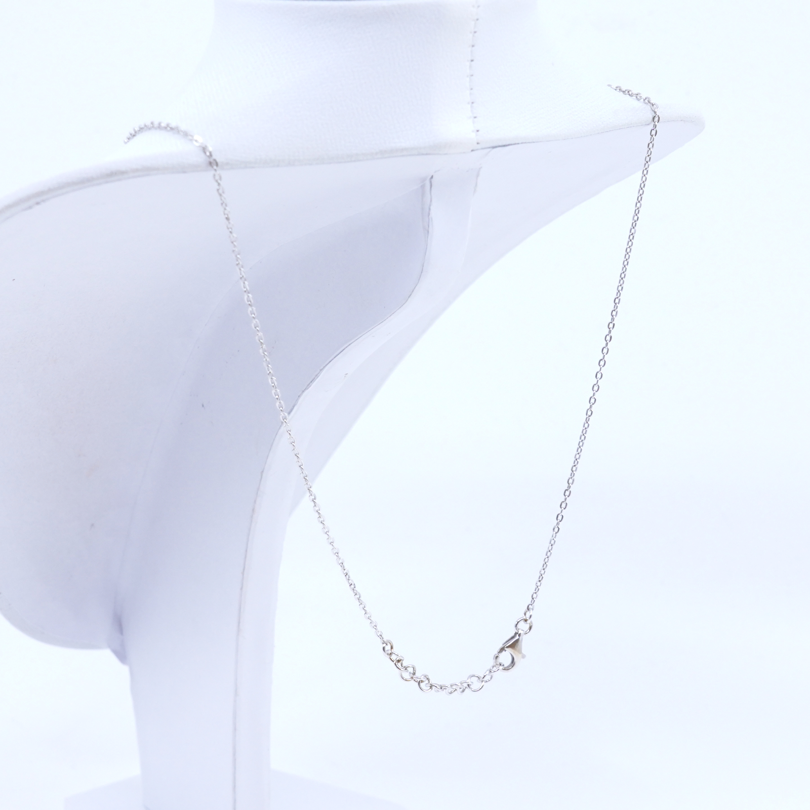 Halskedja Ankar Vitguld 18K 4g Längd 43-46cm Bredd 1mm diamanter 24xca0,005ct