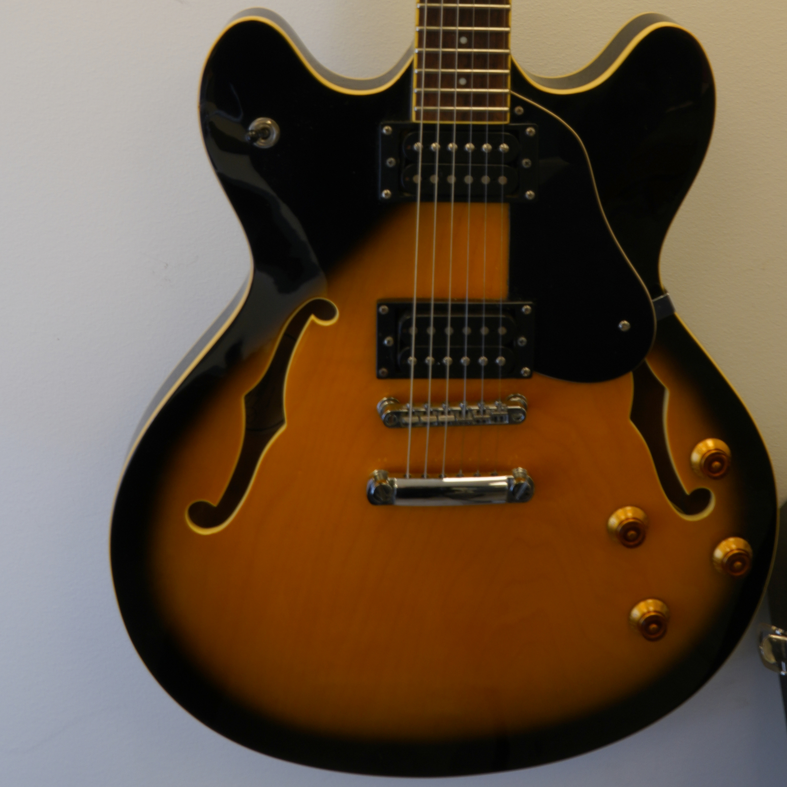Halvakustisk Elgitarr Washburn HB30