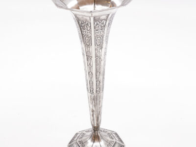 Tiffany & Co, Trumpetvas, modell:18375, med specifik åttakantig, räfflad form med matchande fot, ca År 1912.