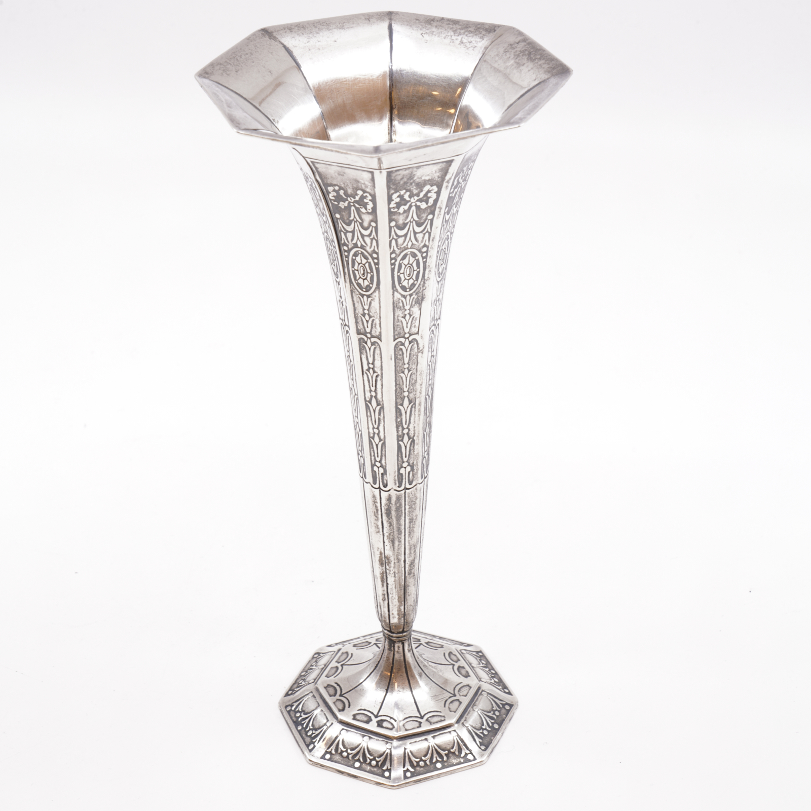 Tiffany & Co, Trumpetvas, modell:18375, med specifik åttakantig, räfflad form med matchande fot, ca År 1912.