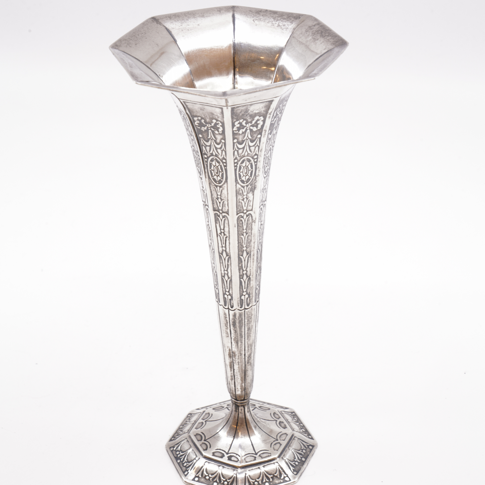 Tiffany & Co, Trumpetvas, modell:18375, med specifik åttakantig, räfflad form med matchande fot, ca År 1912.