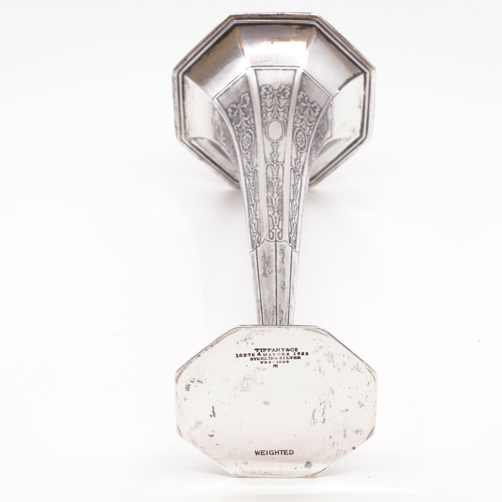 Tiffany & Co, Trumpetvas, modell:18375, med specifik åttakantig, räfflad form med matchande fot, ca År 1912.