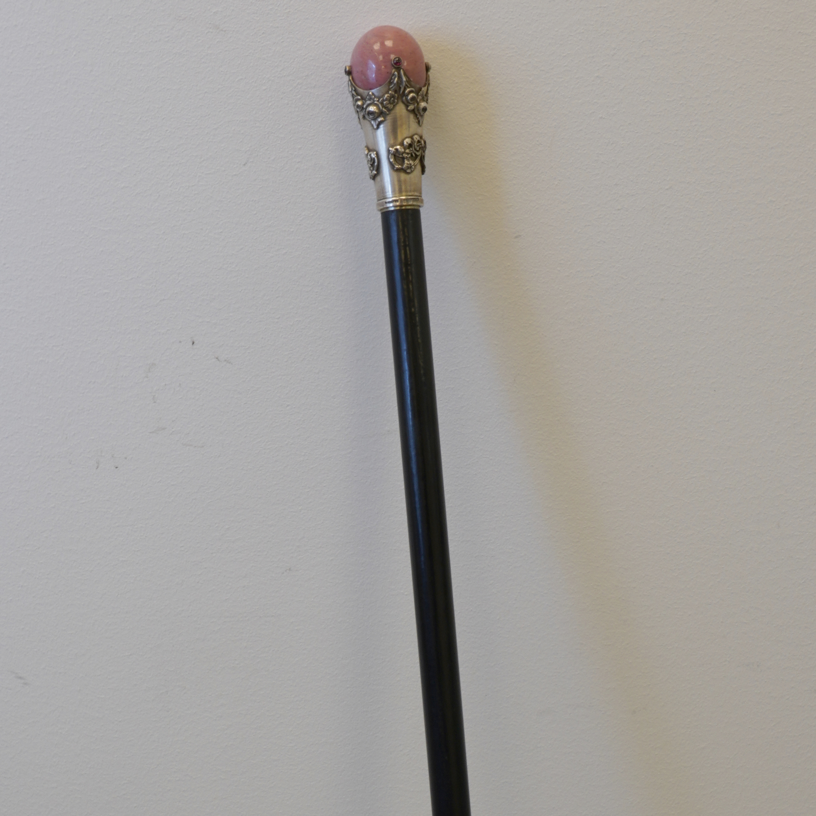 Promenadkäpp, sannolikt av K. Fabergé med handtag i silver, rosa sten och svart trä. Ryska stämplar