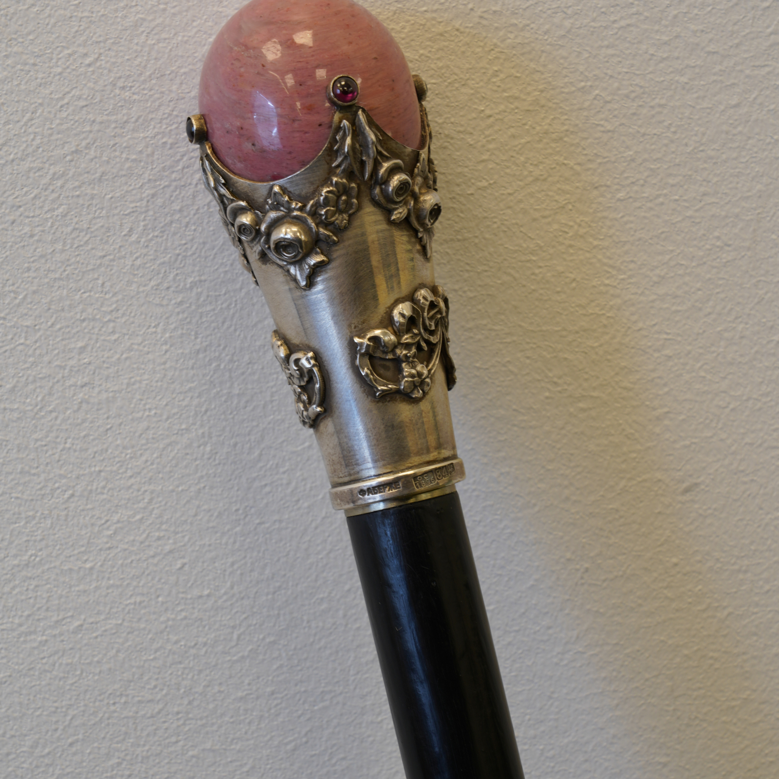 Promenadkäpp, sannolikt av K. Fabergé med handtag i silver, rosa sten och svart trä. Ryska stämplar