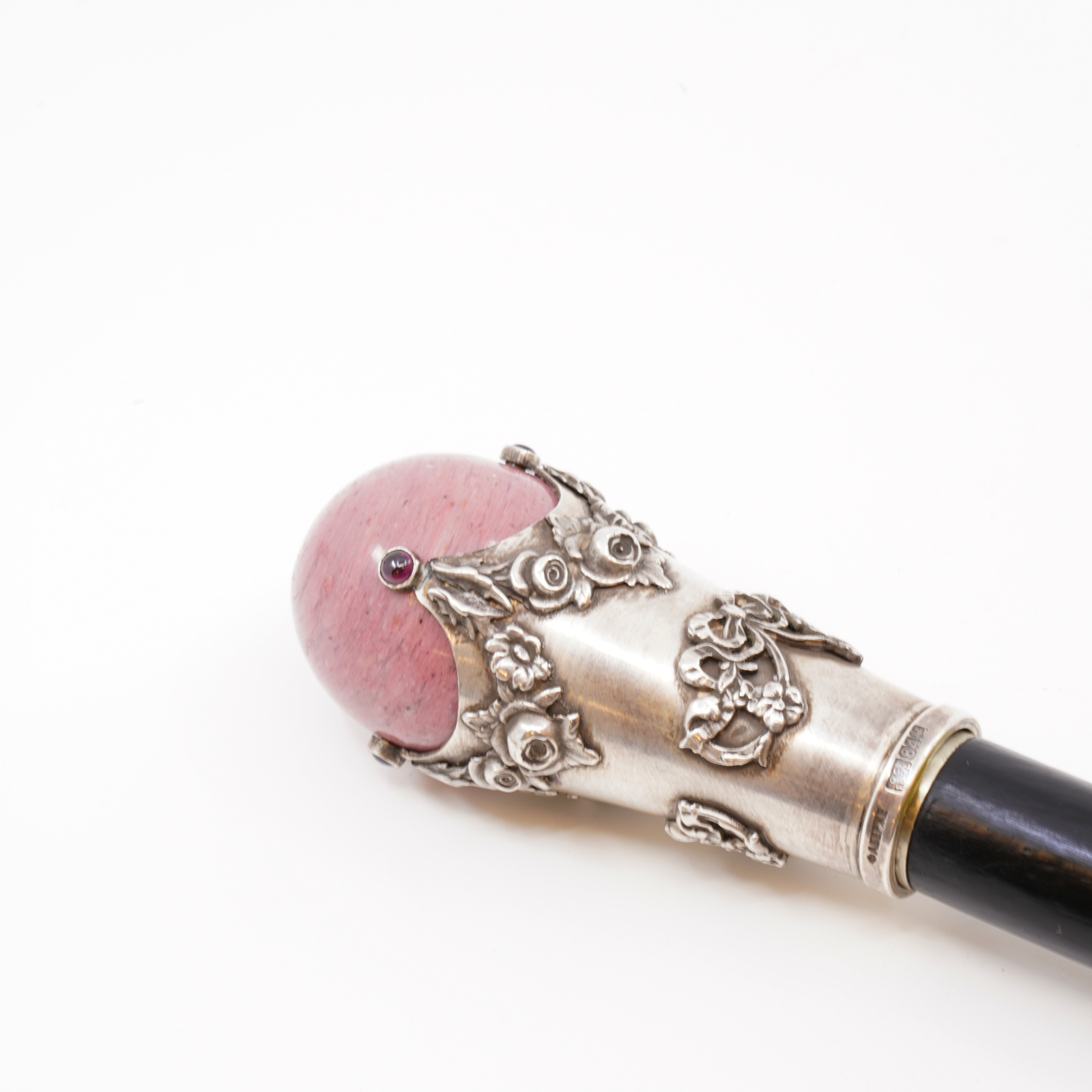 Promenadkäpp, sannolikt av K. Fabergé med handtag i silver, rosa sten och svart trä. Ryska stämplar