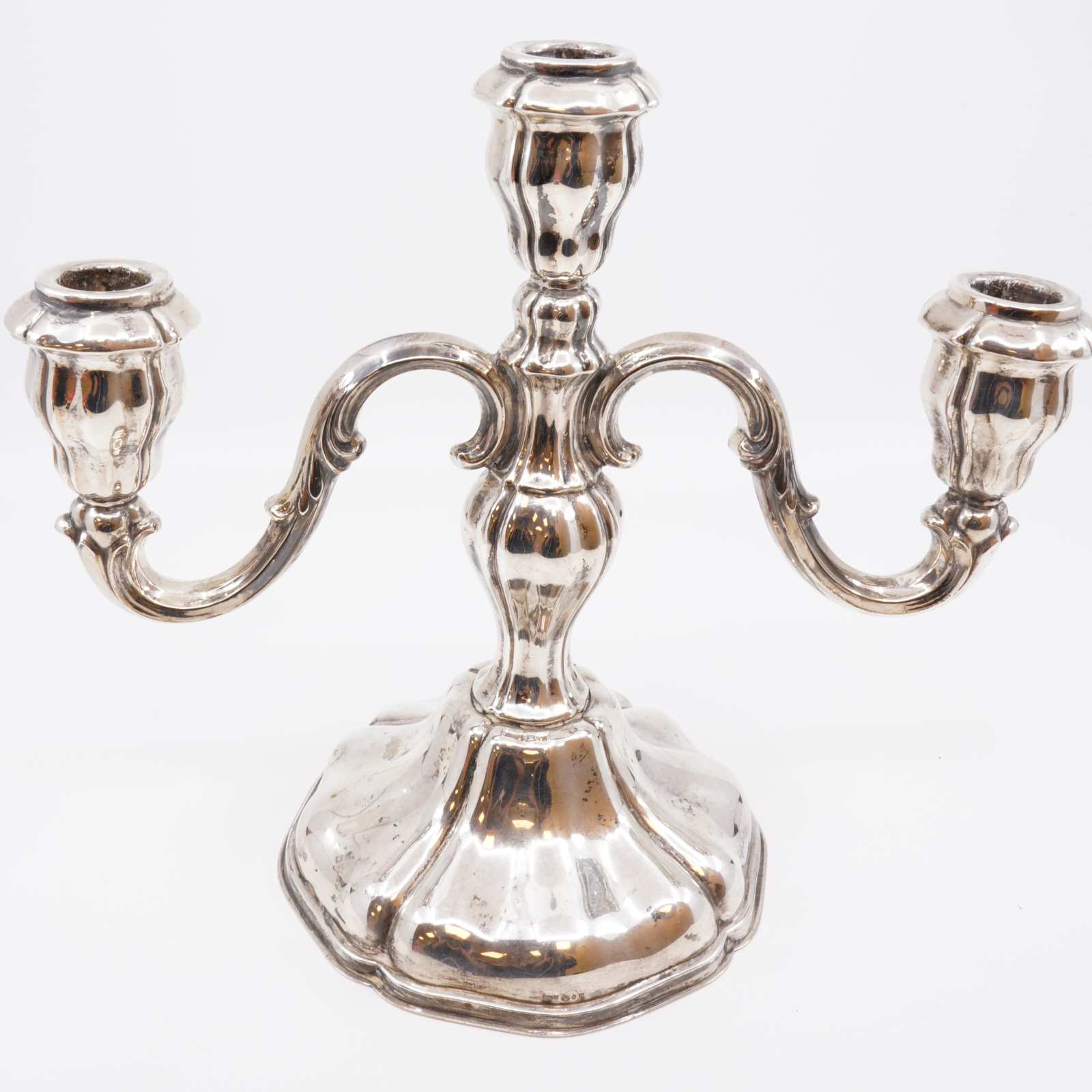Kandelaber Silver S830 557g, trearmad, rokokostil, År 1936, höjd: 23 cm.